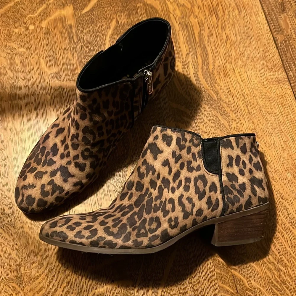 Leopard print Circus ankle boots. Size 9. - Picture 3 of 9